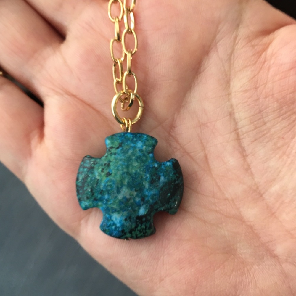 Hand carved chrysocolla pendant & gold tone chain - Picture 4 of 6
